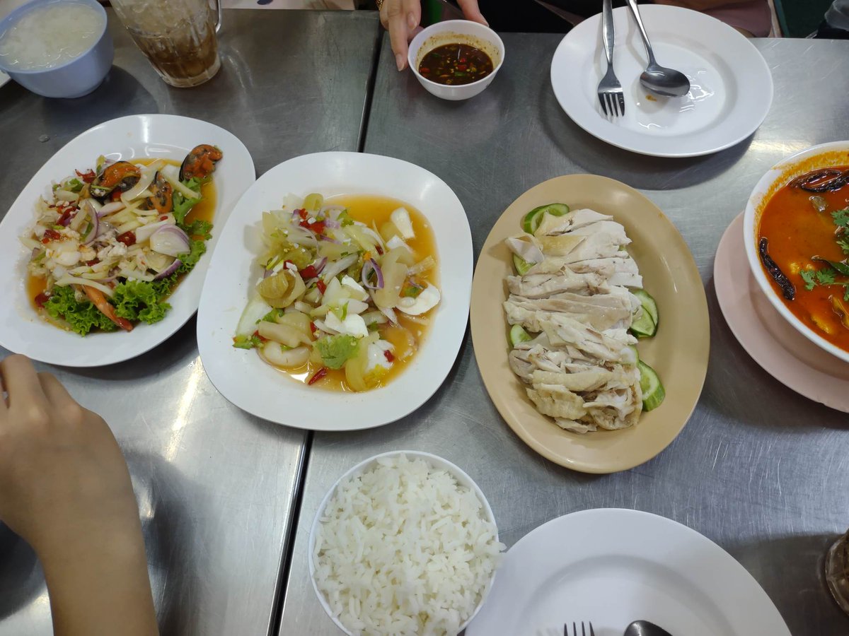 MoobinPakin's tweet photo. ก่วงเฮง📍ของดีที่ชาวฝั่งธนไม่ควรพลาด ร้านที่มีทั้งข้าวมันไก่ ข้าวต้มรอบดึก หมูสะเต๊ะ ไปจนถึงขนมปังปิ๊งและกาแฟโบราณ
ร้านตั้งอยู่ทางไปวงเวียนใหญ่ ปากซอยตากสิน 6 กับข้าวคืออร่อยทุกอย่างเลย ต้มยำเข้มข้น เนื้อไก่นุ่ม ยำเครื่องมาเยอะจัดเต็ม 
#หมูบินพากิน #รีวิวอร่อย #อร่อยบอกต่อ @aroii https://t.co/sGyweOOEaF