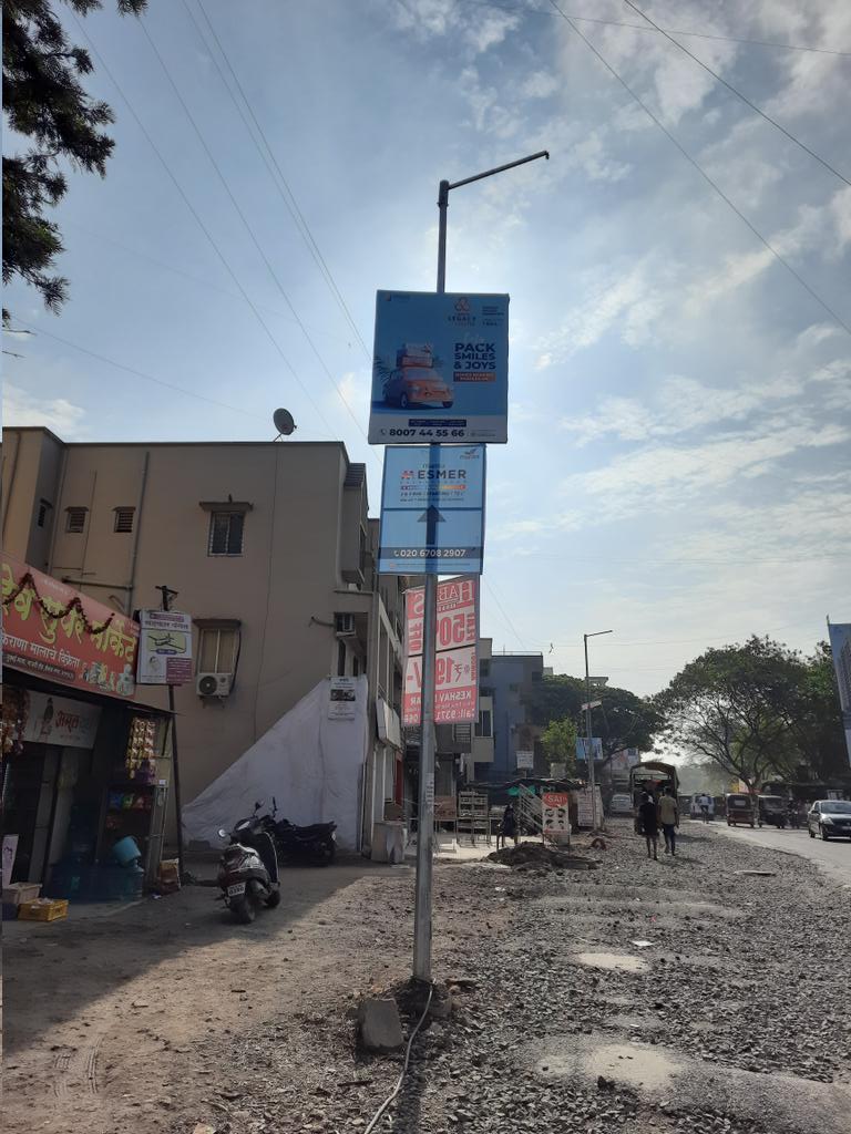 @PMCPune these advertisements on public street light post can fall on pedestrians. 
Who should be penalized?
1. Advertisers 
2. Advertising agency 
3. Pedestrians (definitely not)
Kindly take action 
#JusticeForKeshavNagar