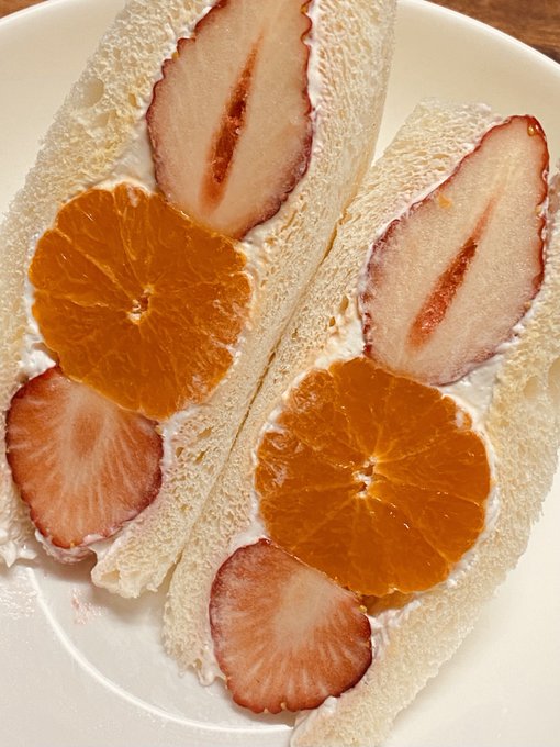 そういや今年は小さいみかん売ってるの見かけなかったので、フルーツサンド作らなかったな(画像は去年の) 