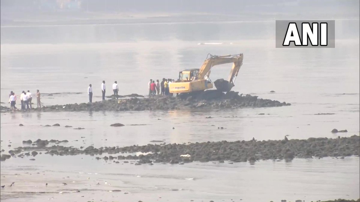 ANI's tweet photo. Maharashtra | Demolition drive started at the encroached site of 'Dargah' amid heavy police deployment at Mahim beach in Mumbai after MNS chief Raj Thackeray yesterday alleged that a Dargah is being built here illegally. https://t.co/G0yx2c2Wq2