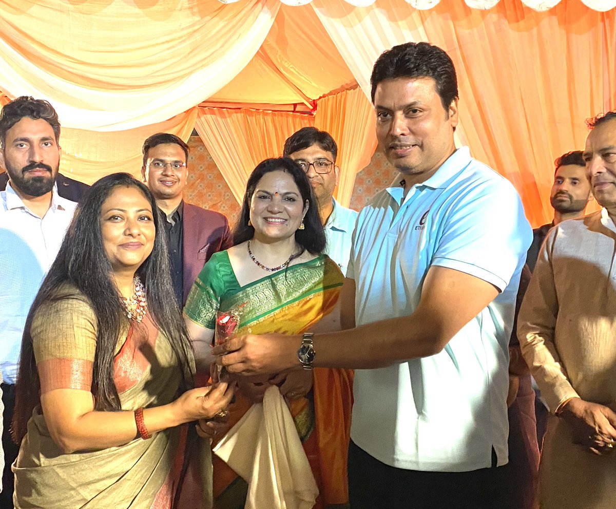 BjpBiplab's tweet photo. कोविड के दौरान जिस प्रतिबद्धता के साथ हमारे चिकित्सकों ने मानव जीवन की रक्षा में अमूल्य योगदान दिया, वह अत्यंत सराहनीय है। कल शाम आवास पर आये हरियाणा के प्रमुख चिकित्सकों से मिलना हुआ। इस दौरान भाजपा के प्रदेश महामंत्री एवं विधायक श्री मोहनलाल कौशिक जी उपस्थित रहे। https://t.co/DQ61Nt9Wg4