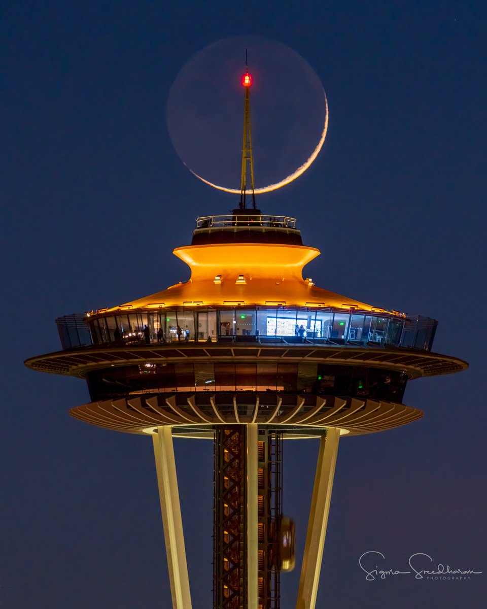 sigmas's tweet photo. Tonight's lovely waxing 2.7% #CrescentMoon setting behind Space Needle in #Seattle. https://t.co/yYtBLdpfKZ