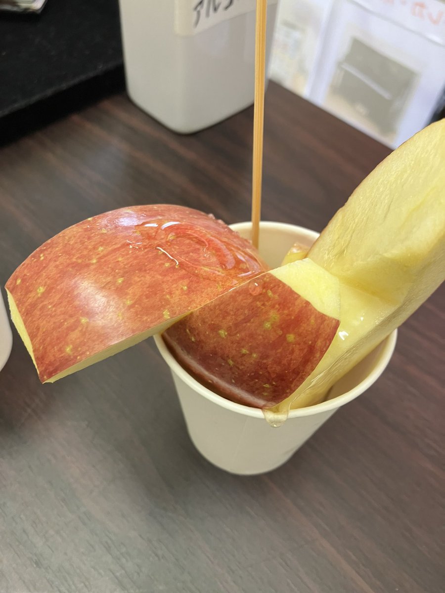 りんごにはちみつをかけたスイーツを差し入れ頂きました🍎🍯

健康になってきた気がします！笑

#リユースマイル #東久留米 #滝山商店会 #買取店 #東京 #埼玉 #出張買取 #リサイクルショップ #断捨離 #遺品整理  #不用品整理 #ブランドバッグ #清瀬市 #生前整理