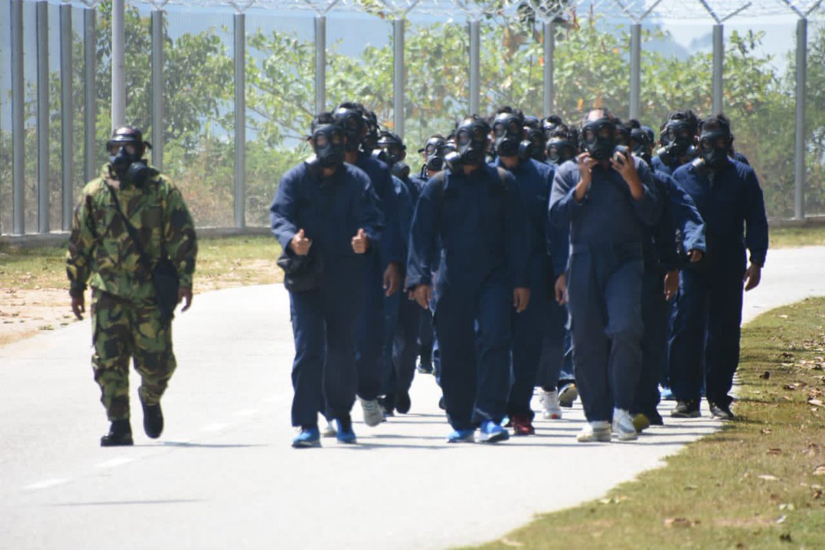kd_terengganu's tweet photo. 22 Mac 23
Warga KD TERENGGANU menjalani Latihan Rumah Asap dan Rumah Gas. Warga Ganu Padu bersiap sedia menhadapi sebarang kemungkinan.
#Ganupadu
#alwaysexcellent https://t.co/LnWkbDIWFH