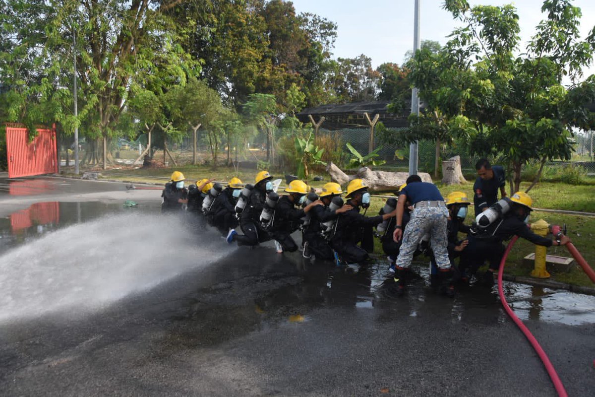 kd_terengganu's tweet photo. 22 Mac 23
Warga KD TERENGGANU menjalani Latihan Rumah Asap dan Rumah Gas. Warga Ganu Padu bersiap sedia menhadapi sebarang kemungkinan.
#Ganupadu
#alwaysexcellent https://t.co/LnWkbDIWFH