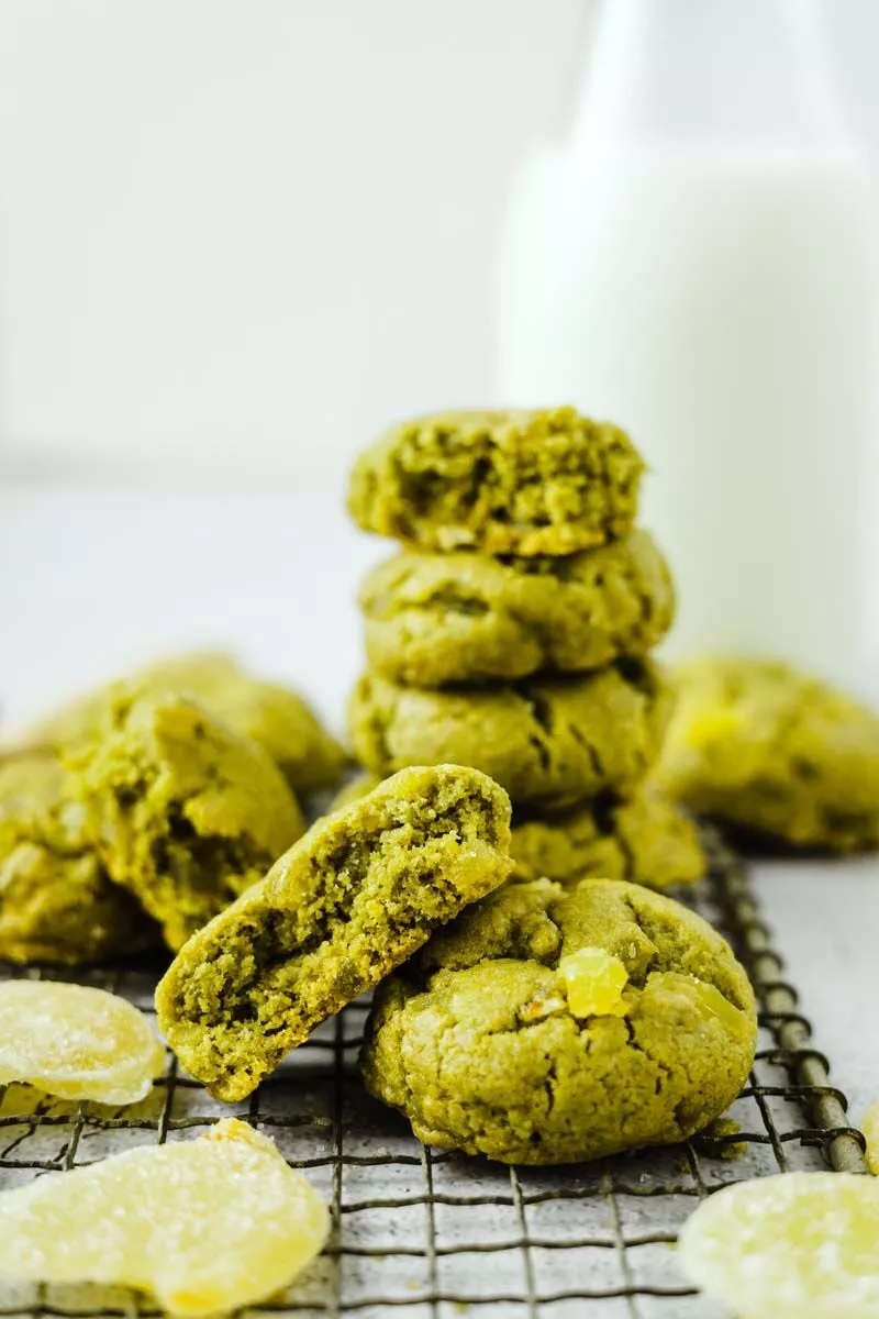 paradisefruitco's tweet image. These soft and chewy matcha cookies are a delicious treat for anyone who enjoys the flavor of matcha. They are enhanced with the addition of spicy crystallized ginger, giving each bite a surprising kick. 

#paradisefruit #guestbloggers #crystallizedginger

paradisefruitco.com/recipes/