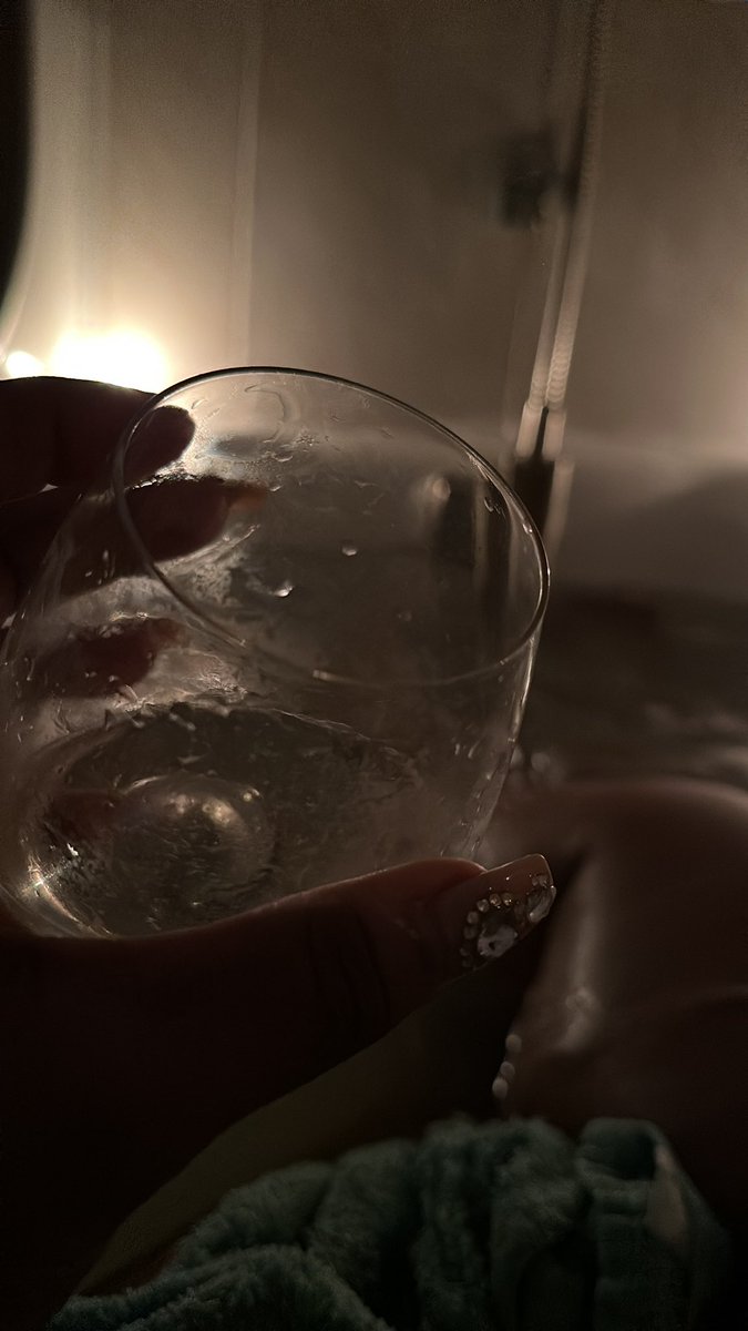 ZoraKnows's tweet photo. Sometimes you do a puzzle all day, take a bath and drink a bottle of Mionetto. Grateful for these sometimes. https://t.co/auC41P9P40