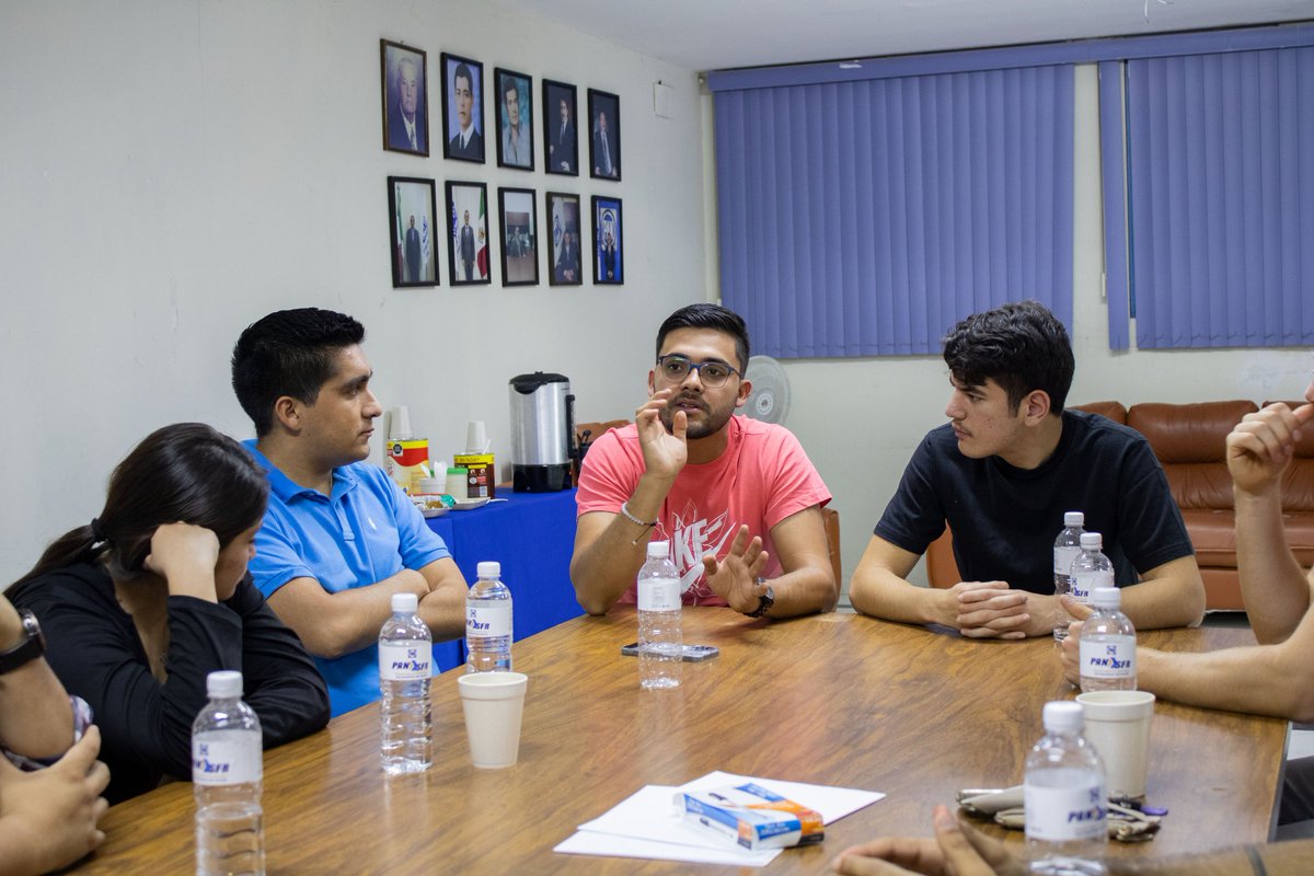 pansfr_cdm's tweet photo. Las y los jóvenes de Acción Juvenil SFR se reunieron en el #miércoles de #CoffeAndTalks 
#RenovadaConvicción #JuventudAzul 💙🔥 https://t.co/5EQ9Ih3Vwj