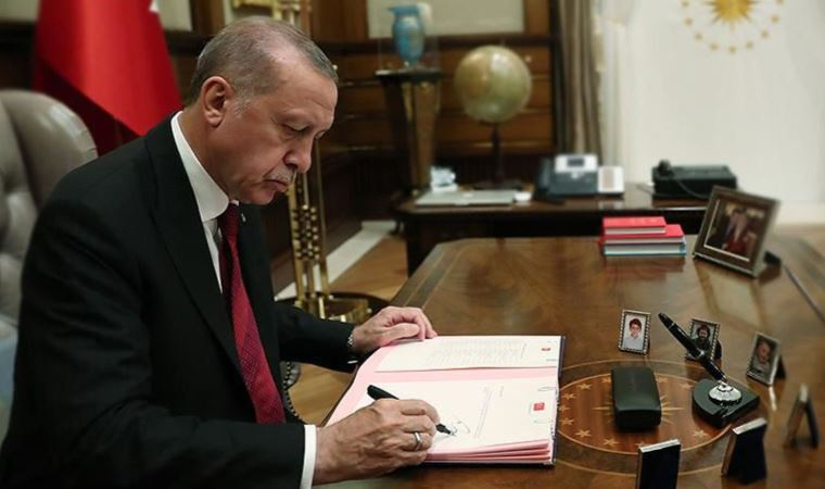 cumhuriyetgzt1's tweet photo. Erdoğan'dan gece yarısı çok sayıda görevden alma ve atama: Merve Kavakcı da aralarında
https://t.co/EwxYhDw0m5 https://t.co/2GgxtoJAjI