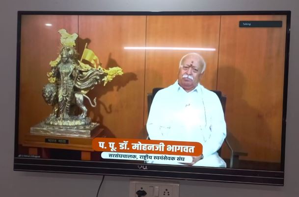 sskjammu's tweet photo. पाकिस्तान अधिकृत जम्मू-कश्मीर से विस्थापित होकर आये 10 लाख हिन्दू, पश्चिमी पाकिस्तान से विस्थापित होकर आये ढाई लाख ��िन्दू, इस नए भारत के नागरिक बनकर पूर्ण सत्��ा के साथ मिलकर कैसे रहे…… परम पूज्यनीय श्री मोहन भागवत  जी
#NavrehMahotsav2023
#नवरेह_महोत्सव_2023
#ShauryaDivas https://t.co/SVnbYr6Uf5