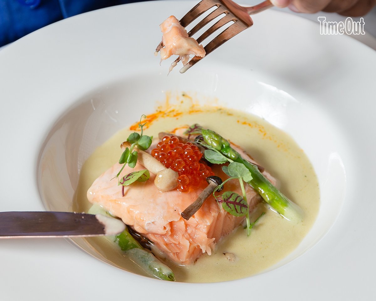 Underhound ร้านอาหารกึ่งบาร์สไตล์ฝรั่งเศสในเครือ Greyhound เสิร์ฟอาหารฝรั่งเศสเมนูง่ายๆ ในรูปแบบไฟน์ไดนิ่งสวยงาม อย่าง แซลมอนกงฟีซอสครีมสมุนไพร หรือ ของหวาน ฟินองชีเย่

ร้านตั้งอยู่ชั้น 1 Siam Paragon เปิดทุกวัน เวลา 11.00 - 22.00 น.
<a href="/aroii/">@aroii บอกต่อ</a> #อร่อยบอกต่อ