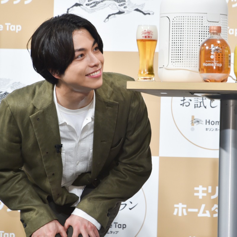 modelpress's tweet photo. 【写真追加📸】#ジャニーズWEST #重岡大毅 発表会に登壇🍺#中井貴一＆#天海祐希 とビールサーバー注ぎ体験✨

🍺天海の甥っ子役としてCMシリーズに参加
🍺一緒に飲みたいのは…「メンバー」と即答
🍺お家でのビールの楽しみ方語る

🔻フォトギャラリー
https://t.co/xJADu3M3XZ

#キリンホームタップ
