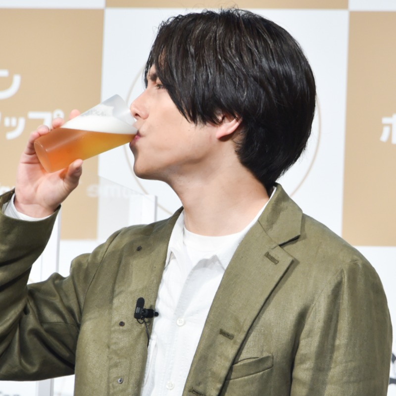 modelpress's tweet photo. 【写真追加📸】#ジャニーズWEST #重岡大毅 発表会に登壇🍺#中井貴一＆#天海祐希 とビールサーバー注ぎ体験✨

🍺天海の甥っ子役としてCMシリーズに参加
🍺一緒に飲みたいのは…「メンバー」と即答
🍺お家でのビールの楽しみ方語る

🔻フォトギャラリー
https://t.co/xJADu3M3XZ

#キリンホームタップ