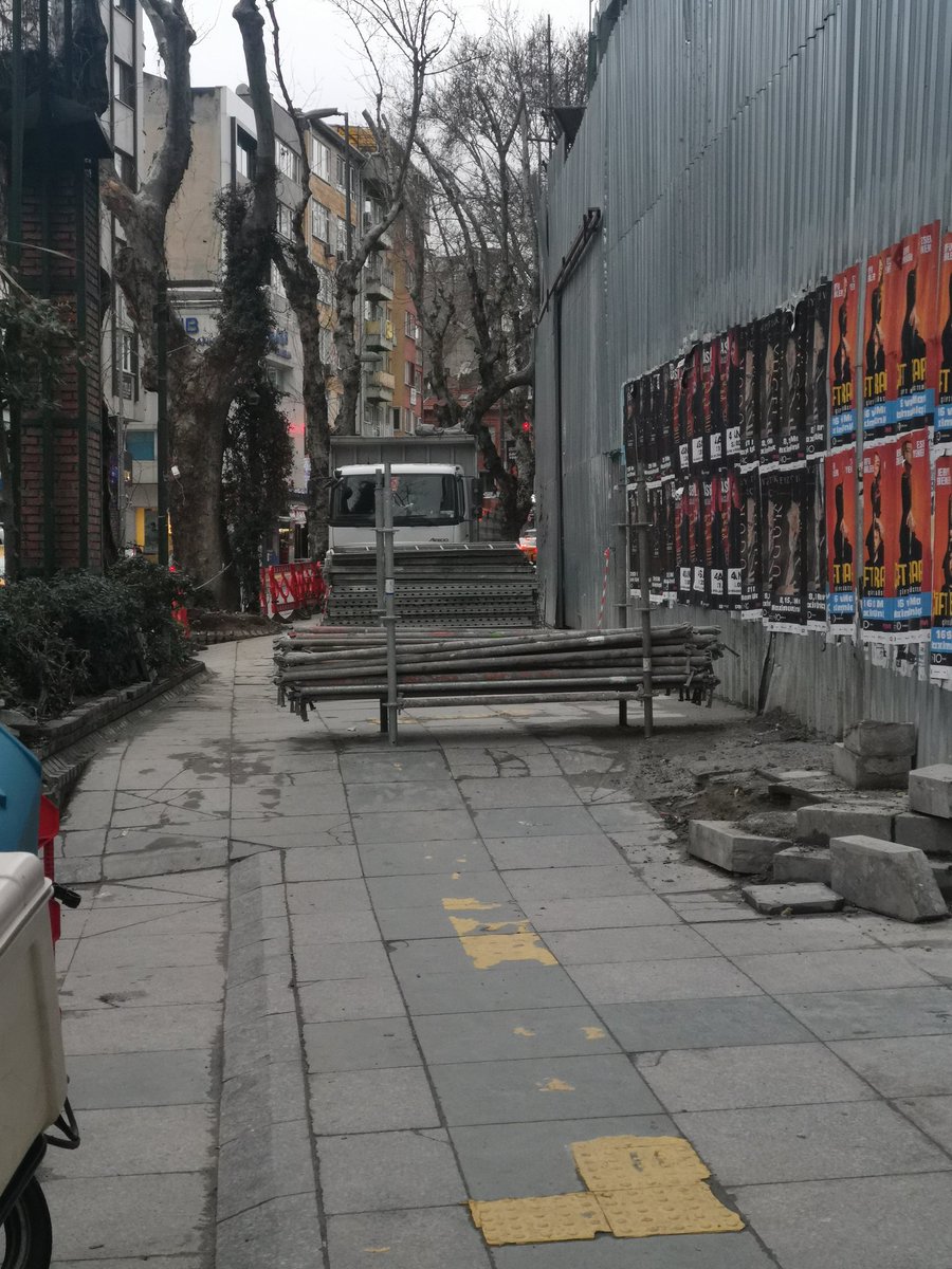 Kaldırım zincirlenerek işgale devam. İnşaatın tabelası aylardır zaten hiç yok. Neden tabelasız sorumluluları müteahhidi duyurulmasın isteniyor. Kaldırımı kim ne hakla zincirliyor. Ortaköy Dereboyu caddesi eski princess oteli. <a href="/BesiktasBel/">Beşiktaş Belediyesi</a> <a href="/kilicdarogluk/">Kemal Kılıçdaroğlu</a>  <a href="/istanbulbld/">İstanbul Büyükşehir Belediyesi</a>