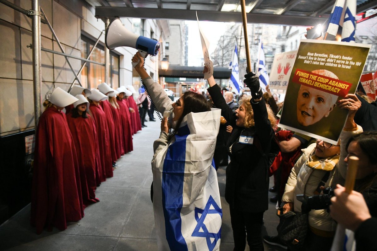 ShanyGranot's tweet photo. יו"ר קהלת משה קופל הגיע הערב לניו יורק וחשב שהוא יכול להמשיך להפיץ את המשנה הקיצונית שלו ולקבל חיבוק מהקהילה המקומית. טעות גדולה. הגענו חברות וחברים מהקהילה הישראלית והיהודית בעיר, מצויידים בדגלים ושלטים כדי להזכיר לקופל שהישראלים לא פראיירים. >>> https://t.co/YT6cMZ8BNL