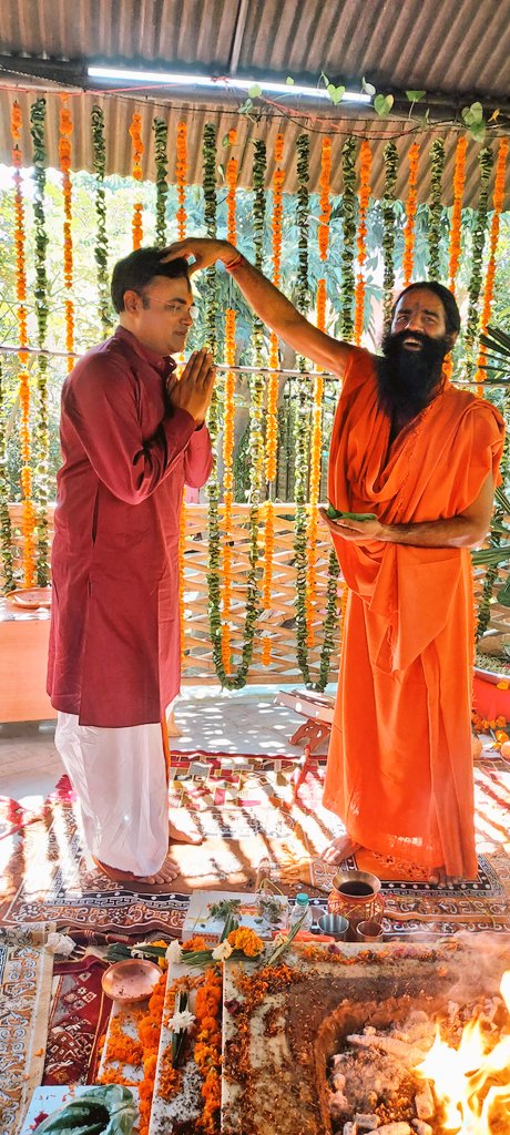 सबको योगी, कर्म योगी, उपयोगी बनाएंगे, अपने हाथों से अपनी आँखों के सामने स्वस्थ, समृद्ध, संस्कारवान और परम वैभवशाली भारत बनाएंगे।
#पतंजलिसंन्यासी