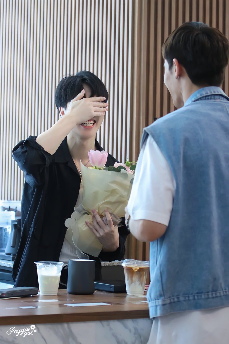 พวกเธอเขินอะไรกัน งงมาก😏
<a href="/ChahubMarut/">Chahub ชาฮับ</a> <a href="/vittawinbest/">เบสวีวี</a>

#bestvittawin #chahubmarut 
#ChahubBest