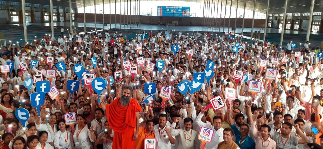 amarendra_yb's tweet photo. भगवान ने हम सबको यह वरदान दिया हुआ है कि हमें देवत्व, ऋषित्व को पाना है, आरोग्य को, अध्यात्म को पाना है, आत्म  दर्शन को मोक्ष को उपलब्ध होना है।
#पतंजलिसंन्यासी https://t.co/b6NQar7E1f https://t.co/qYPSLUqCQ3