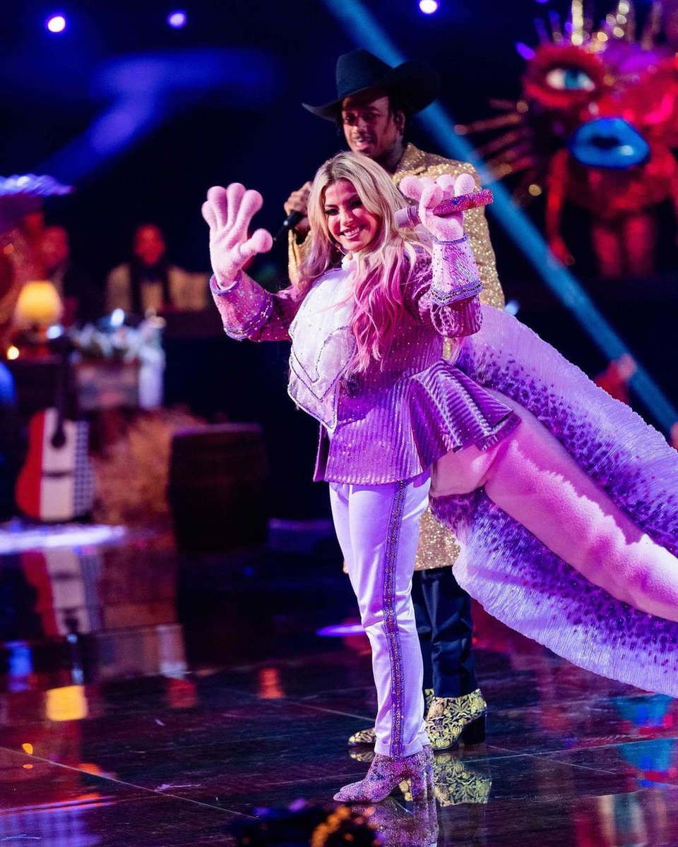 WWEonFOX's tweet image. “It's been Alexa all along!” 🎶

#AxolotlMask #TheMaskedSinger @AlexaBliss_WWE