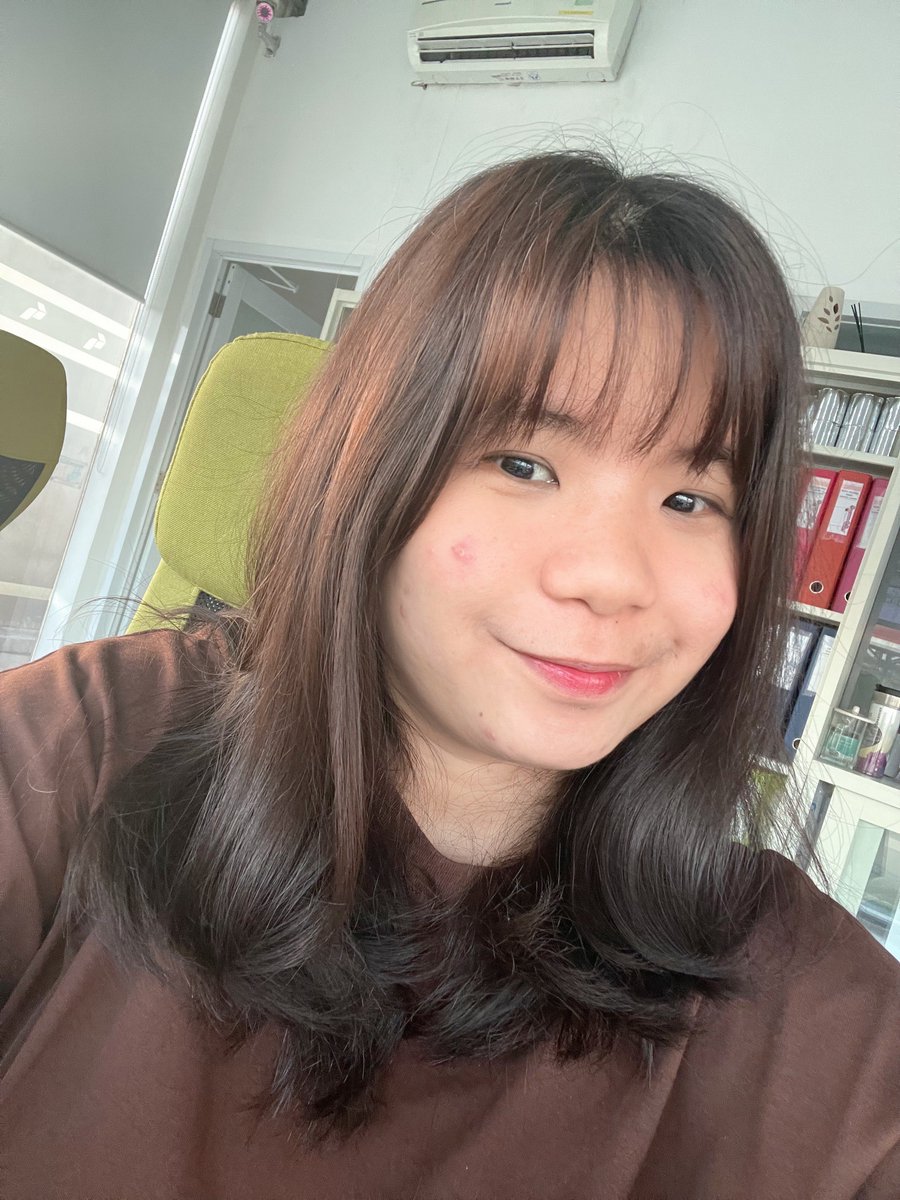 nocturnalcutie's tweet photo. as someone who has oily scalp &amp; hair, happy bgt liat rambut masih bervolume gini di hari ke-2 setelah keramas. biasanya hari ke-2 tuh udah keliatan lepeknya.

ganti ke shampoo yg khusus buat oily hair deh guys, it works on me<3 https://t.co/NXJDeHE2DC