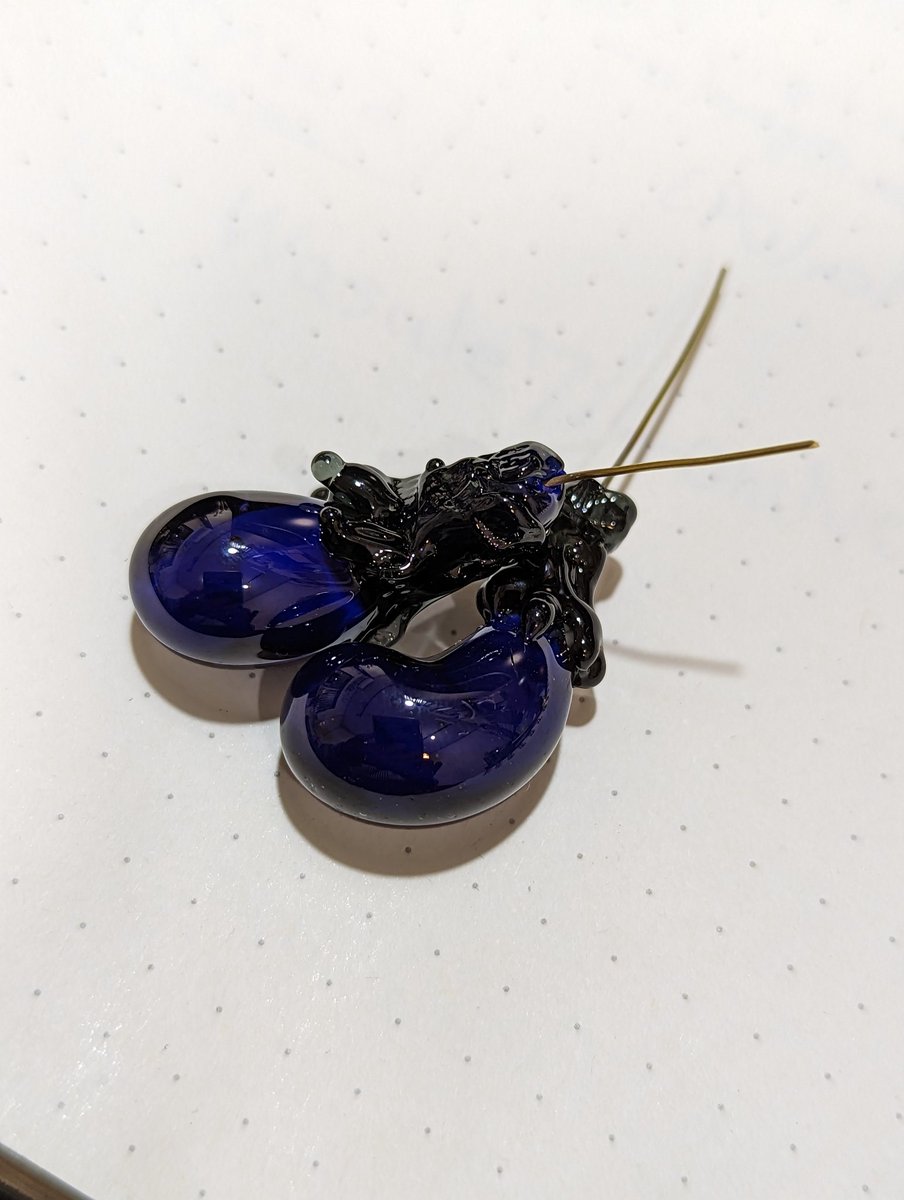 a_bee_koubou's tweet photo. 工房販売での、ガラスの茄子のピアスがお嫁に行ってしまったので、茄子を作ってたんだけど、作るたびになんだかサイズが大きくなってしまう😅
#a_bee工房 #あびー工房 #ガラス工房 #ガラス細工 #茄子
#glassstudio #glassart #lampwork
#埼玉県所沢市 #狭山ヶ丘
#西武池袋線狭山ヶ丘駅西口徒歩2分 https://t.co/bo8nhYF0Tp