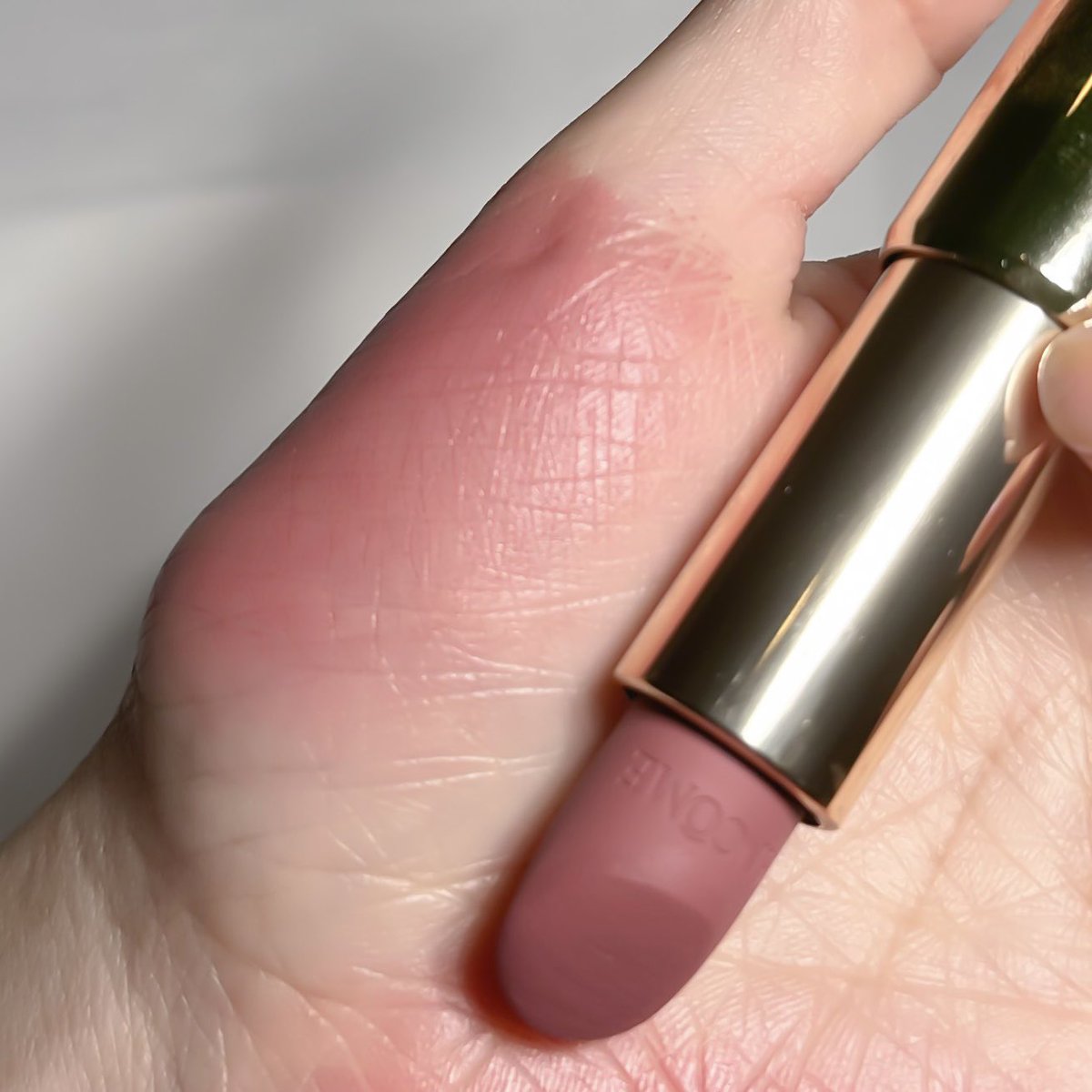 fhay_cotton_h's tweet image. ใครชอบทาลิปโทนชมพูนู้ด ลอง Lancome No.226 เป็นโทนชมพูที่สวยผู้ดีมากกกกก แล้วเนื้อรุ่นนี้ดีมากด้วยนะ เนื้อกำมะหยี่หน่อยๆ แต่ไม่แห้ง ไม่ตกร่อง ยิ่งเบลนยิ่งสวย 🫶🏻✨🪄