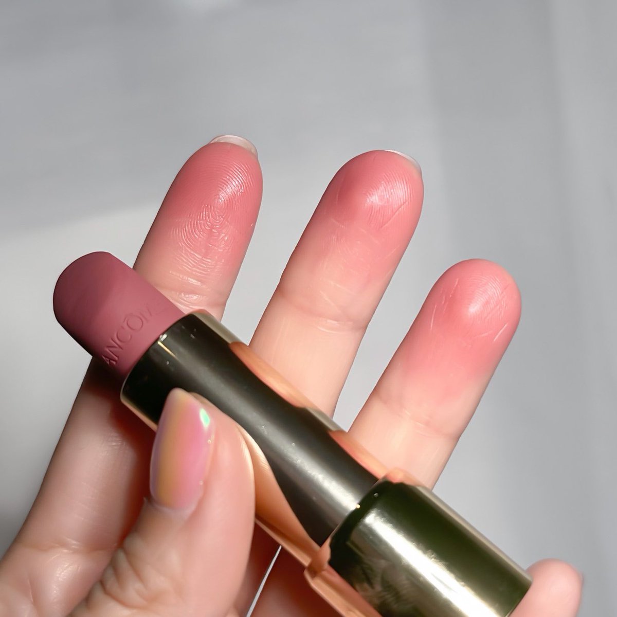 fhay_cotton_h's tweet image. ใครชอบทาลิปโทนชมพูนู้ด ลอง Lancome No.226 เป็นโทนชมพูที่สวยผู้ดีมากกกกก แล้วเนื้อรุ่นนี้ดีมากด้วยนะ เนื้อกำมะหยี่หน่อยๆ แต่ไม่แห้ง ไม่ตกร่อง ยิ่งเบลนยิ่งสวย 🫶🏻✨🪄