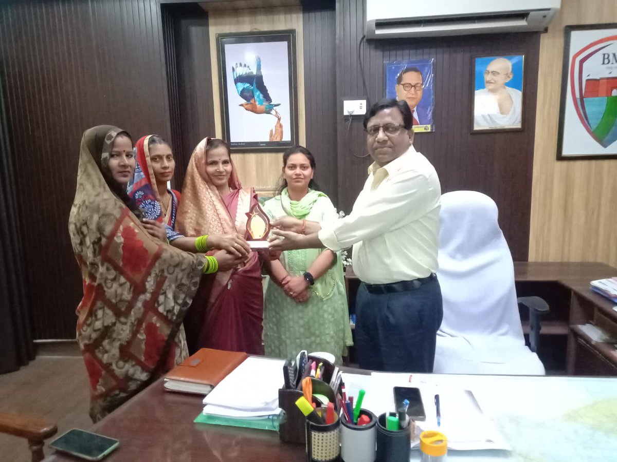 renubtp's tweet photo. Women awarded for their #handicarfts by Commissioner Nagar Nigam #Bharatpur under @NULM_MoHUA on #internationalwomenday2023 . These SHGs women's made various handicarfts after trained under @NULM_MoHUA @HardeepSPuri #DAYNULM #womenempowerment #Rajasthan #Bharatpur https://t.co/R5hM9tpKBU