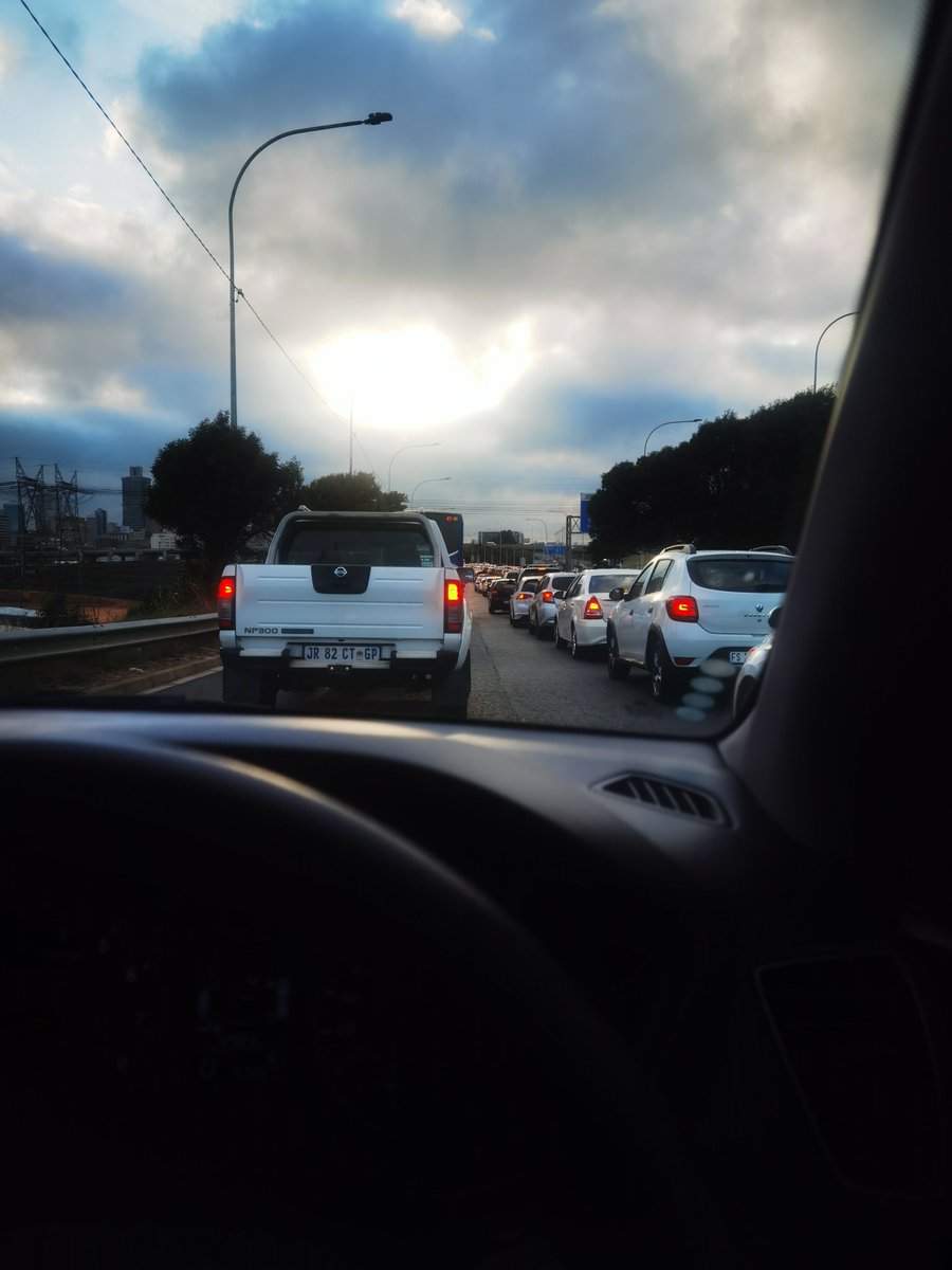 Atlie_'s tweet photo. Traffic congestion on M1 De Villiers Graaff Motorway #kayatraffic https://t.co/rAi70PitAd