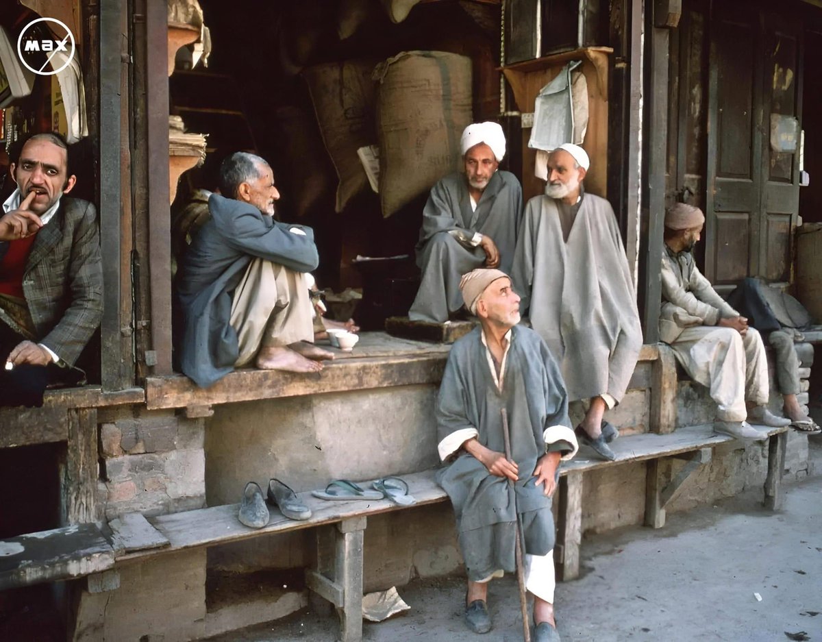 1960 - 1970's - Life in Kashmir 

People use to spend quality time with each other on a specific place called as 'PEND'.

#Kashmir  #kashmirvalley  #srinagardiaries