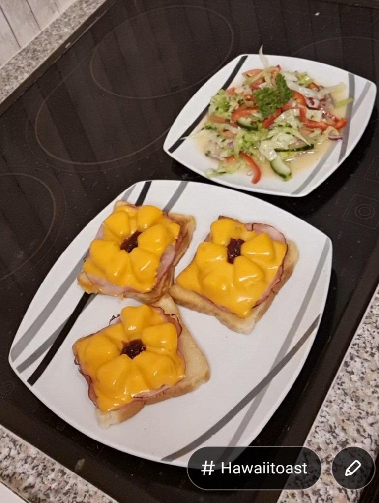 SandraGtze2's tweet photo. Wer kennt es noch? Jaaa richtig, das berühmte Hawaiitoast!. Liebt ihr das auch so?Ich habs gestern Abend gemacht und es war köstlich. Der gemischte Salat mit Honig-Senf Dressing dazu war aber auch nicht schlecht😅 #Hawaiitoast #toast #schinken #ananas #scheibletten #lecker https://t.co/pxT2ONQ7Mo