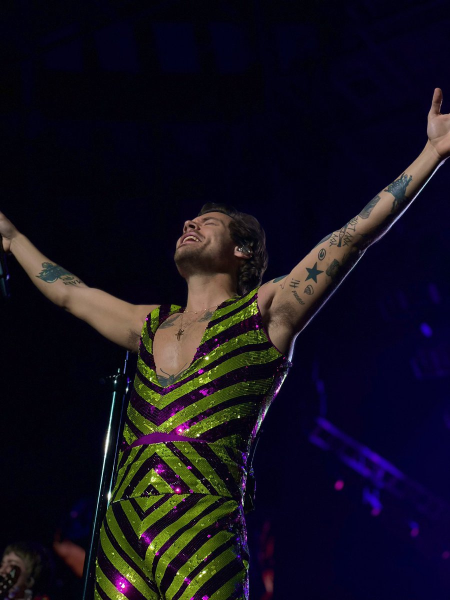 Según los informes, 'Love On Tour' de Harry Styles ha recaudado $ 400 MILLONES en solo 132 espectáculos hasta el momento.