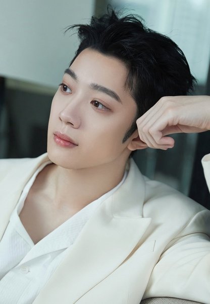 pannkorea's tweet photo. I was wondering how Lai Guanlin was doing, so I looked at his photo and he is still as handsome as before 
 https://t.co/nwf4YzGCNo

#laiguanlin #guanlin #yoonjisung #kimjaehwan #leedaehwi https://t.co/UxuukG3Gbn