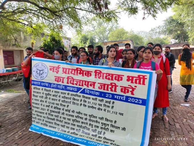 लंबे वक्त के बाद अभ्यर्थी सोशल मीडिया के आंदोलन से हटकर जमीन पर आंदोलन करने निकले हैं। यही आंदोलन सरकार को सोचने पर मजबूर करेगा और नई भर्ती के लिए मार्ग प्रशस्त करेगा। 

हम आपके साथ हैं साथियों।