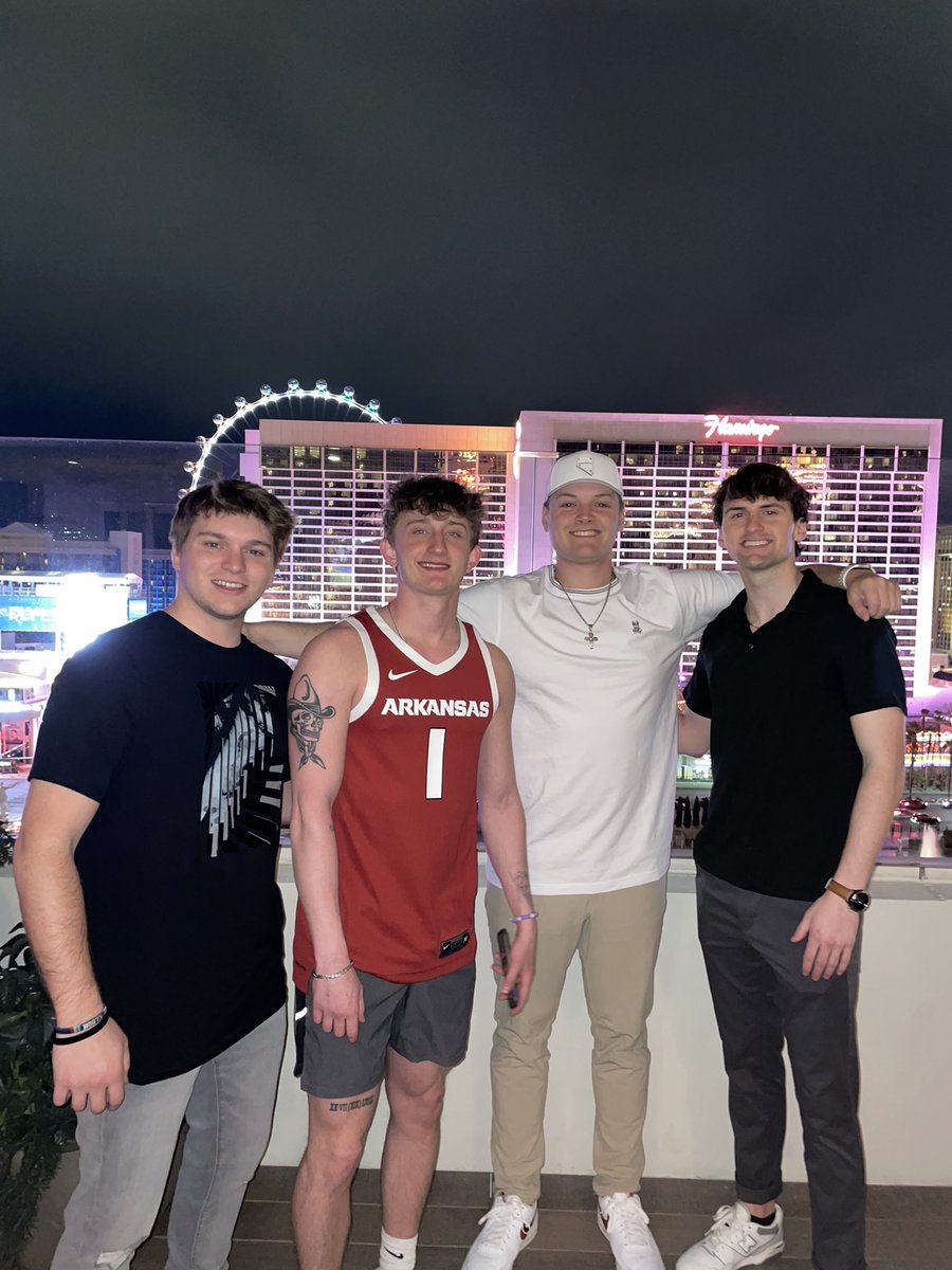 RyanKubat's tweet photo. The red storm is headed to T-Mobile!

@RazorbackMBB 
@joshteeter01 https://t.co/AyWzdGtjbh