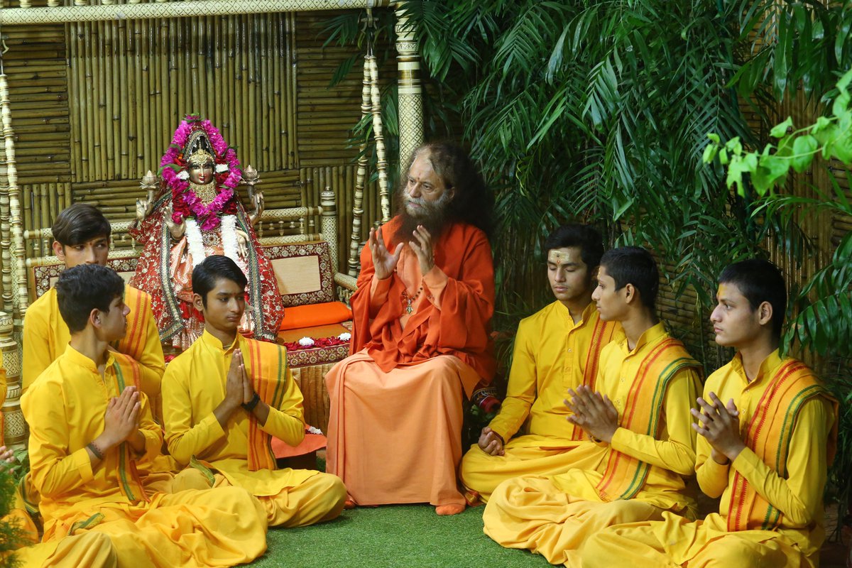 ParmarthNiketan's tweet photo. "Those who are the true #inspiration, the true #teachers of this world, are actually simply channels. We are all tools for His work, as expressions of His love. Let us realize that so the river of His work and His message can flow through us." @PujyaSwamiji 

#Tuesday #teaching https://t.co/vyn6SYOtP6
