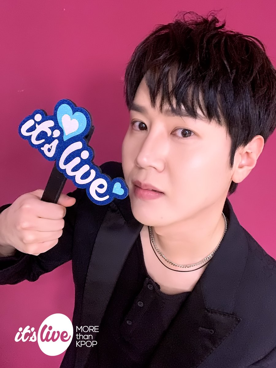 itsLIVEofficial's tweet photo. #라포엠 의 #잇츠라이브 가 잠시 후 5시에 시작됩니다!📸
유튜브 it's Live 채널에서 최초공개로 만나보세요!
‘#The_Fire’ 밴드 라이브 보면서 실시간 채팅 같이 달려요🔥
#LAPOEM - The Fire (Band Ver.)
Premieres on Youtube 'it's Live' Channel at 5PM KST TODAY! https://t.co/LsCEZgOS1m
