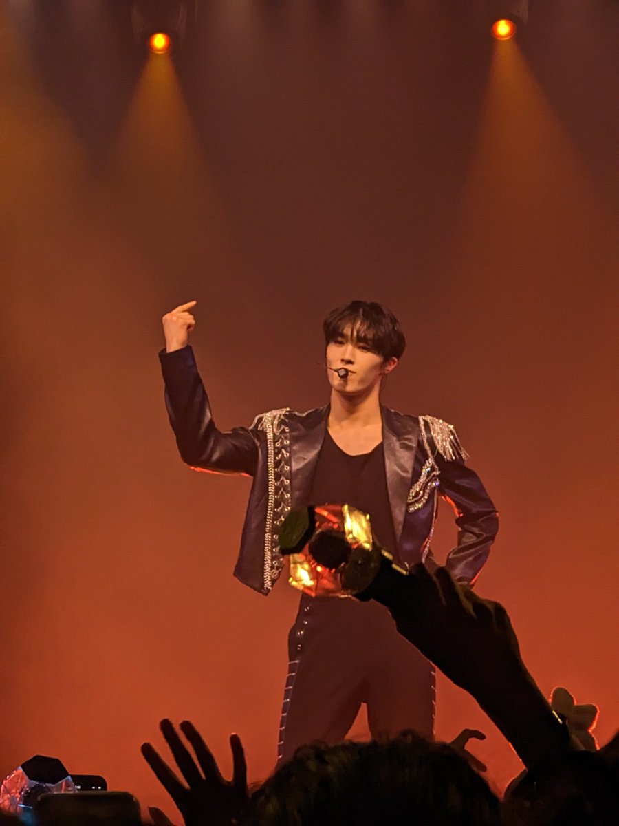 cbisquitaz's tweet photo. My fave shots of the night #CIXinTempe #CIX_2ndWORLDTOUR https://t.co/4YYRl5JLjx