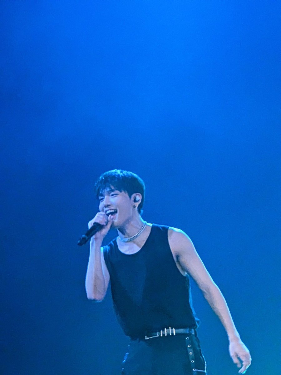 cbisquitaz's tweet photo. My fave shots of the night #CIXinTempe #CIX_2ndWORLDTOUR https://t.co/4YYRl5JLjx