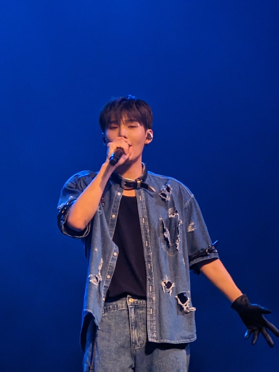 cbisquitaz's tweet photo. My fave shots of the night #CIXinTempe #CIX_2ndWORLDTOUR https://t.co/4YYRl5JLjx