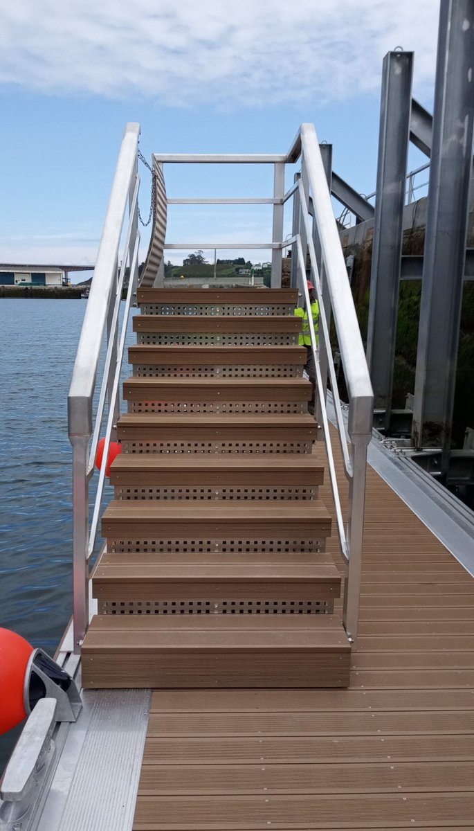 Today we salute you from Ribadeo, Lugo 📌

〰To present you our most reinforced range of #pontoons with aluminum structure and concrete flotation. These pontoons are designed with a super-reinforced profile and are attached to the dock with a sliding anchor made of #vigasgrey.