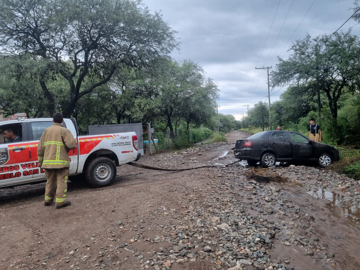 infomerlo's tweet photo. Graves consecuencias por la feroz tormenta en Villa de Merlo. Casas, autos, calles y rutas afectadas. Medio centenar de familias asistidas.  Anuncian más lluvia para este jueves y viernes https://t.co/4nzFQJd4Y0