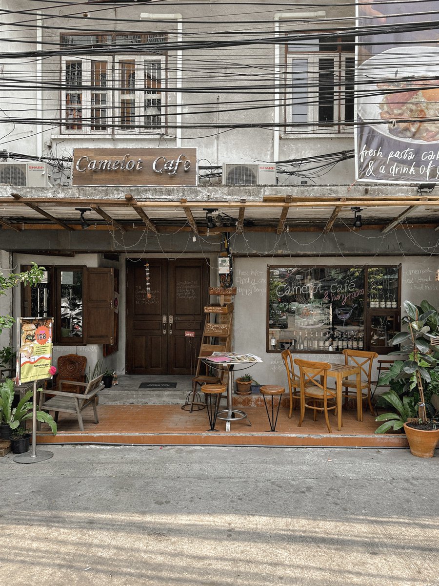 bjauntanywhere's tweet image. Camelot Cafe Bangkok 🍝🍞🍳🫕 : พาไปกินคาเฟ่ Brunch ลับๆ ย่านเจริญกรุง ที่เขาหยิบเอาตึกเก่ามาปัดฝุ่นใหม่แต่เก็บโครงสร้างเดิมไว้ ภายในตกแต่งดูดีเลย มีความคลาสสิค เฟอร์นิเจอร์ที่เลือกใช้ก็เป็นของวินเทจเท่ๆ เก๋ทุกมุม สวยทุกชั้นที่สำคัญอาหารโฮมเมดอร่อยมากกก 💥(ต่อ)