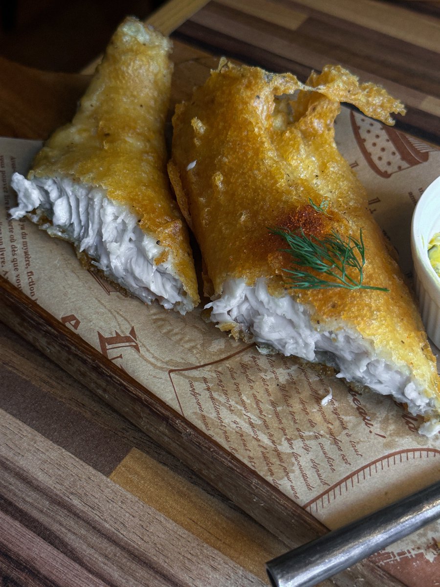 bjauntanywhere's tweet image. Camelot Cafe Bangkok 🍝🍞🍳🫕 : พาไปกินคาเฟ่ Brunch ลับๆ ย่านเจริญกรุง ที่เขาหยิบเอาตึกเก่ามาปัดฝุ่นใหม่แต่เก็บโครงสร้างเดิมไว้ ภายในตกแต่งดูดีเลย มีความคลาสสิค เฟอร์นิเจอร์ที่เลือกใช้ก็เป็นของวินเทจเท่ๆ เก๋ทุกมุม สวยทุกชั้นที่สำคัญอาหารโฮมเมดอร่อยมากกก 💥(ต่อ)