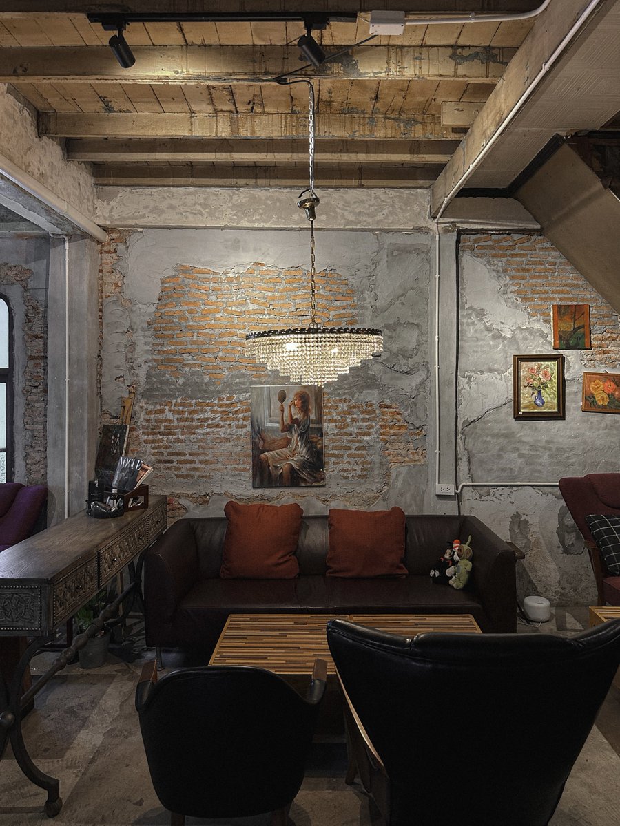 bjauntanywhere's tweet image. Camelot Cafe Bangkok 🍝🍞🍳🫕 : พาไปกินคาเฟ่ Brunch ลับๆ ย่านเจริญกรุง ที่เขาหยิบเอาตึกเก่ามาปัดฝุ่นใหม่แต่เก็บโครงสร้างเดิมไว้ ภายในตกแต่งดูดีเลย มีความคลาสสิค เฟอร์นิเจอร์ที่เลือกใช้ก็เป็นของวินเทจเท่ๆ เก๋ทุกมุม สวยทุกชั้นที่สำคัญอาหารโฮมเมดอร่อยมากกก 💥(ต่อ)