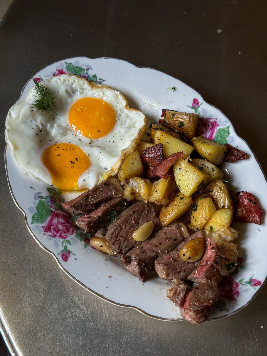 bjauntanywhere's tweet image. Camelot Cafe Bangkok 🍝🍞🍳🫕 : พาไปกินคาเฟ่ Brunch ลับๆ ย่านเจริญกรุง ที่เขาหยิบเอาตึกเก่ามาปัดฝุ่นใหม่แต่เก็บโครงสร้างเดิมไว้ ภายในตกแต่งดูดีเลย มีความคลาสสิค เฟอร์นิเจอร์ที่เลือกใช้ก็เป็นของวินเทจเท่ๆ เก๋ทุกมุม สวยทุกชั้นที่สำคัญอาหารโฮมเมดอร่อยมากกก 💥(ต่อ)