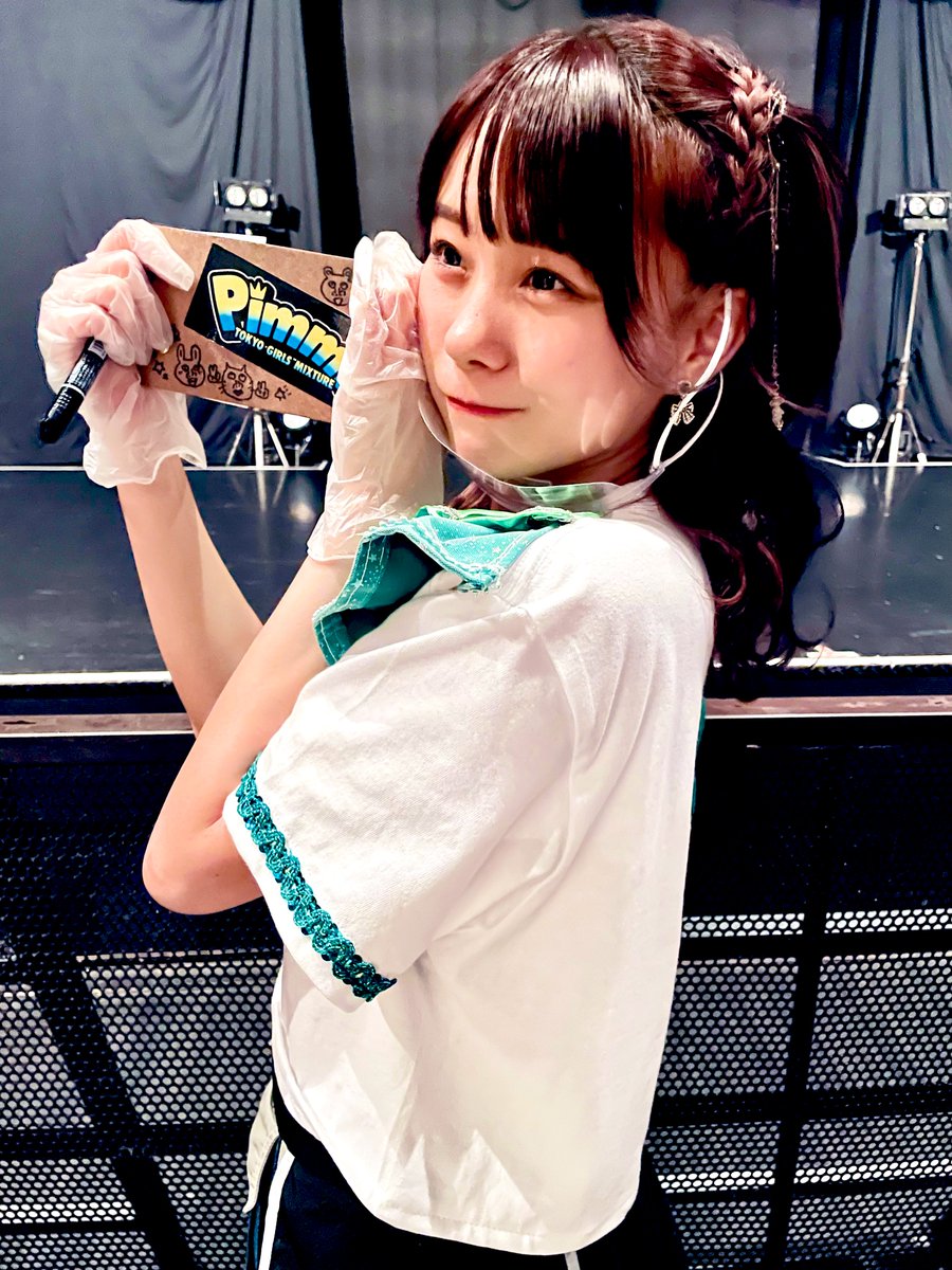 83rocket03's tweet photo. バインダーに描かれているキャラたちはクセになるブサかわいさをもってるからNFTアートやLINEスタンプにしたらバズりそう🤡 https://t.co/jXoYf8qIl7