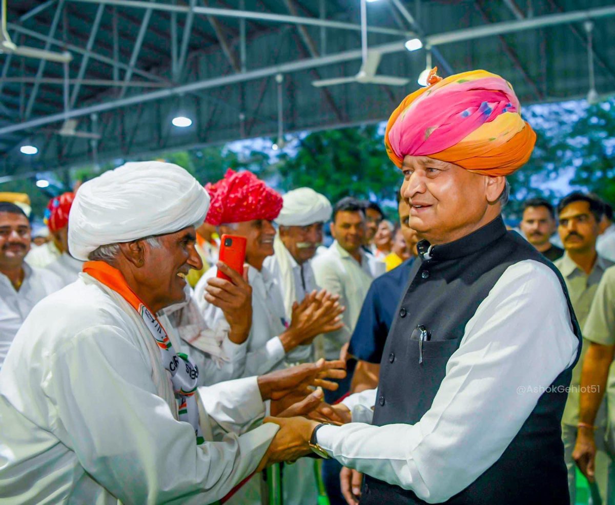 बहुत-बहुत आभार माननीय मुख्यमंत्री श्री <a href="/ashokgehlot51/">Ashok Gehlot</a> ji. सांचौर के प्रति सदैव इस स्नेह-सम्मान-आशीर्वाद के लिए।

सांचौर जिला मुख्यमंत्री आवास पर।