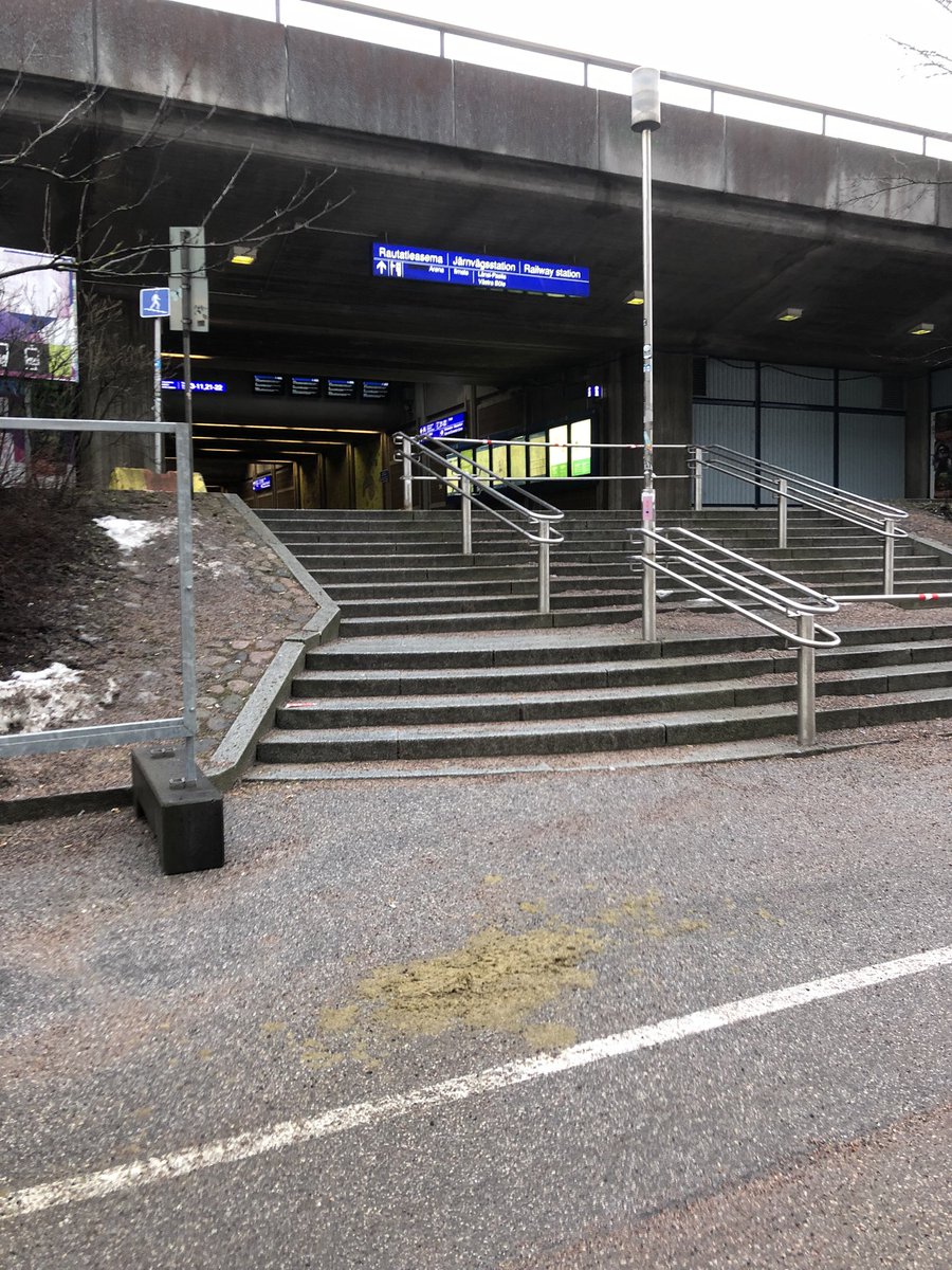 kallevihtari's tweet photo. Toivottavasti #junalakko loppuisi pian. Mä tulin bussilla mutta jos muut maalaiset meinaa enemmänkin hevosilla kulkea Pasilaan niin saa tarkemmin katsoa mihin astuu kun bussista jää. Rahalla saa ja hevosella pääsee. #pasila #mindthe… https://t.co/fTlnzElQKt