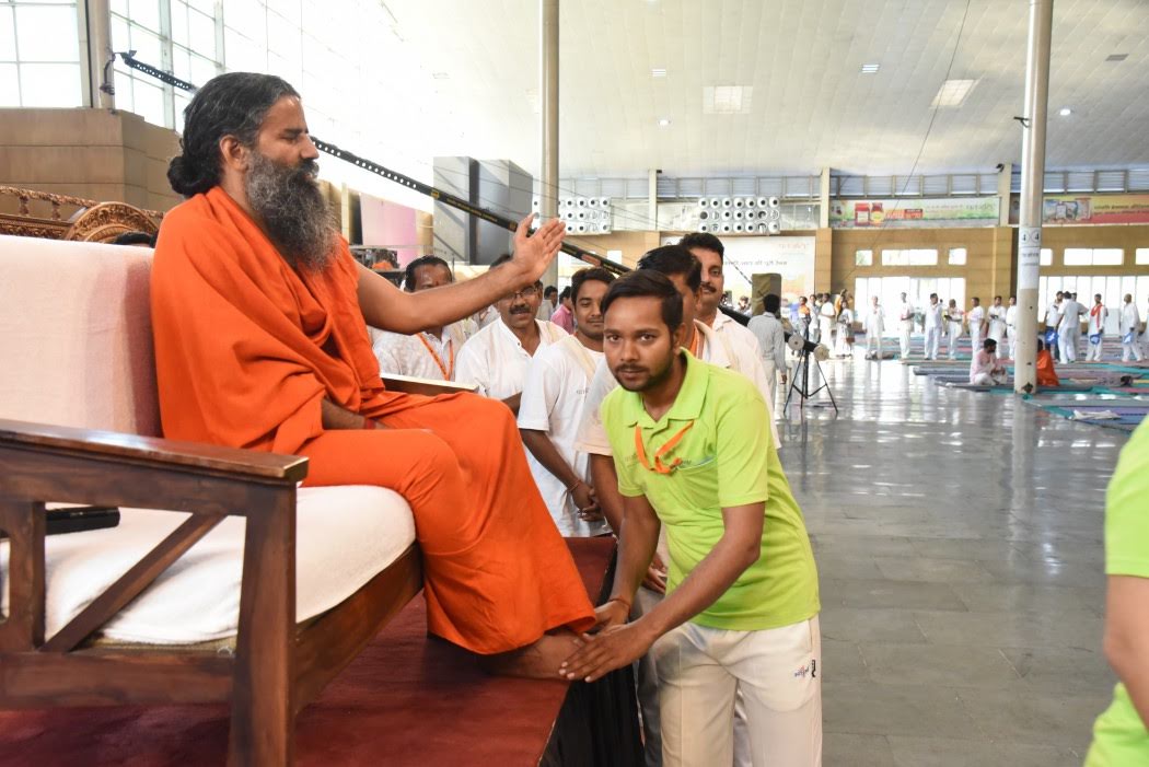 हमें अपना शिष्य बनाकर उन्होंने हम पर बड़ी कृपा की है। उनके जैसा गुरु पाकर, उनसे शिक्षा लेकर और अग्निमय बनकर, जिस प्रकार का बोध हमें जल रहा है, वह अद्भुत है।
#पतंजलिसंन्यासी
Deepak up
<a href="/yogrishiramdev/">स्वामी रामदेव</a> <a href="/rakesh_bstpyp/">भारत</a> <a href="/AmethiMedia/">Patanjali Media Amethi (Official)</a>